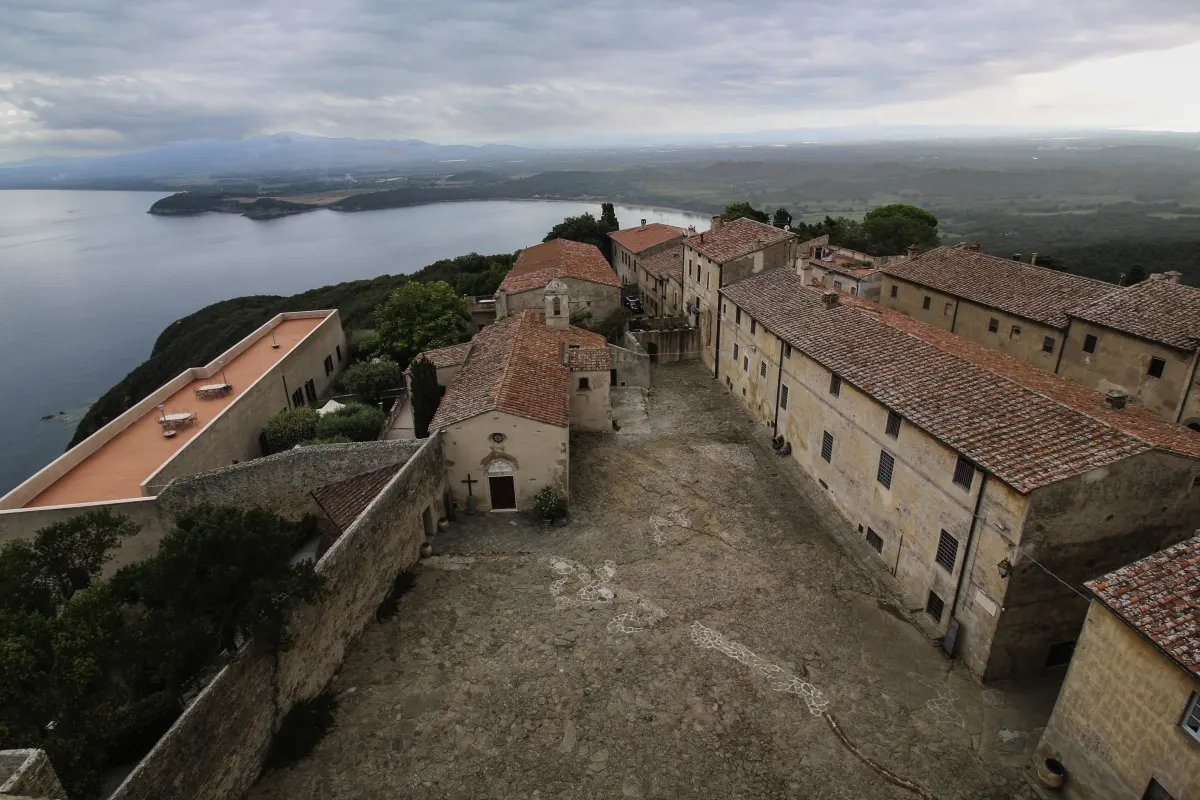 Il borgo di Populonia con il golfo di Baratti sullo sfondo